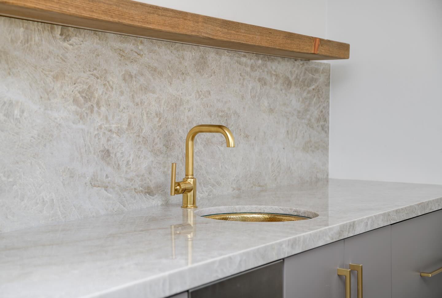 Best Quartzite Countertops for 2025: Your Complete Guide 3 taj_mahal-quartzite-bar-top